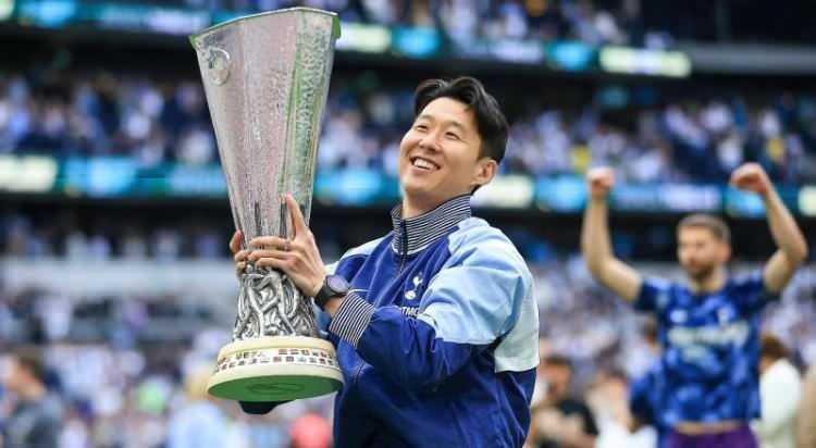<p>İngiliz basını, Londra ekibinde kadroda düşünülmeyen Heung Min Son'a en ciddi teklifin Fenerbahçe'den geldiğini ve anlaşmanın yakın olduğunu yazdı.<br />
<br />
(TÜRKİYE GAZETESİ)</p>
