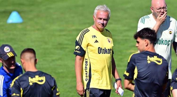 <p>Fenerbahçe satış listesine çıkardığı Amrabat, Djiku, Becao, Diego Carlos, Szymanski ve Cengiz Ünder'den en az 65 milyon euro gelir bekliyor.<br />
<br />
(FOTOMAÇ)</p>
