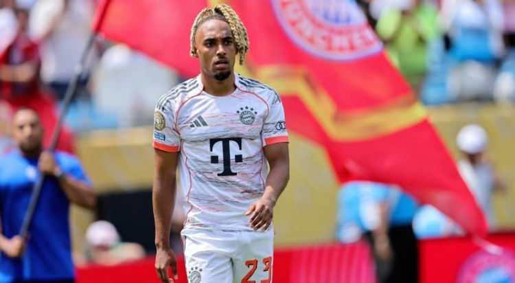 <p>Galatasaray, Bayern Münih'in gözden çıkardığı ve Fransa'ya dönmek isteyen Sacha Boey'i yüksek maaşla ikna etmeyi hedefliyor.<br />
<br />
(AKŞAM)</p>
