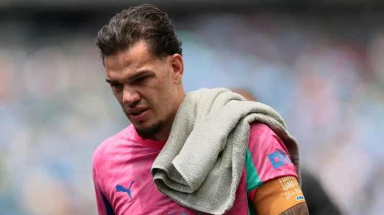 <p>Galatasaray'a transfer olmaya sıcak bakan Ederson'un maaş beklentisi 8-10 milyon euro.<br />
<br />
(AKŞAM)<br />
</p>