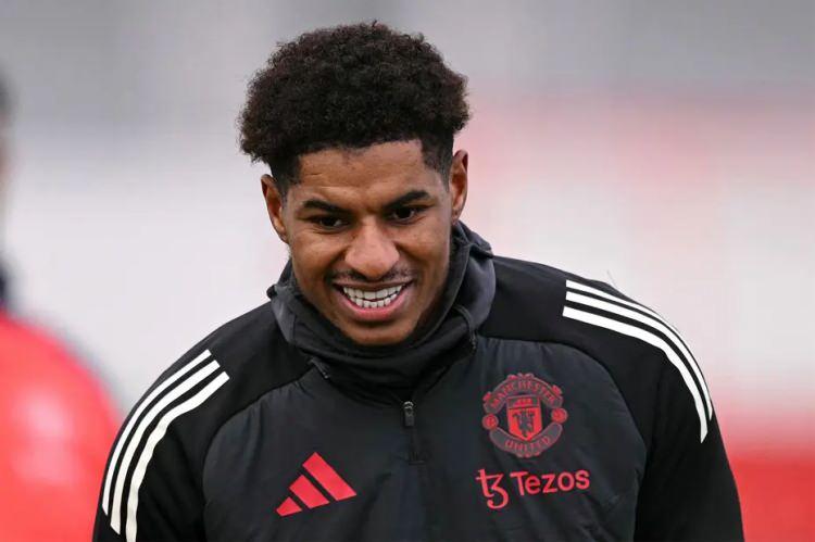 <p>Fenerbahçe, Manchester United'dan ayrılması beklenen Marcus Rashford için pusuda.<br />
<br />
Sarı-lacivertlilerin kısa süre içinde İngiliz ekibine teklif yapması bekleniyor.<br />
<br />
(TAKVİM)</p>

