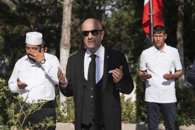 <p>Şehit Halisdemir'in kabri başında dua eden ve Kur'an-ı Kerim tilavetini dinleyen Aksakallı, mezarlıkta bulunan vatandaşlarla sohbet ederek, fotoğraf çektirdi.</p>
<p> </p>