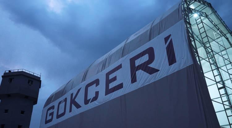 <p>Gökçeri Aerostat, yere bağlı olarak görev yapabilen, belli bir alanı <strong>gözetleme, izleme, orman yangını alarm üretimi, tehdit yönetimi, alçak irtifa radar </strong>ve <strong>afet sonrası baz istasyonu </strong>görevlerini icra edebilen hibrit bir sistem olarak öne çıkıyor.</p>