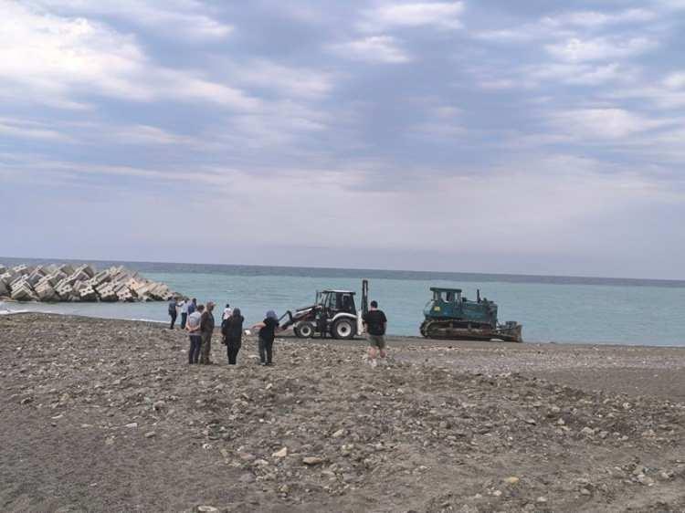 <p>İş makinesi operatörünün fark etmeyerek ezdiği kadın hayatını kaybederken, olay yerine sağlık ve polis ekipleri sevk edildi.</p>