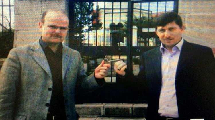 <p>Örgüt içinde kullanılan özel kavramlar, FETÖ’nün kapalı devre yapısını daha da belirgin hale getiriyor. Hiyerarşi, “mesul” ve “imam” kavramları üzerinden şekillenirken, “abi” ve “abla” gibi unvanlarla örgüt içi rehberlik sistematiği oluşturuldu. Cezaevine giren örgüt üyeleri için “Yusuf” ifadesi kullanılırken, dışarıdaki mensuplar bu kişilere “Yusuflara muavenet” adı altında maddi destek sağlanmaya devam ediyor.</p>