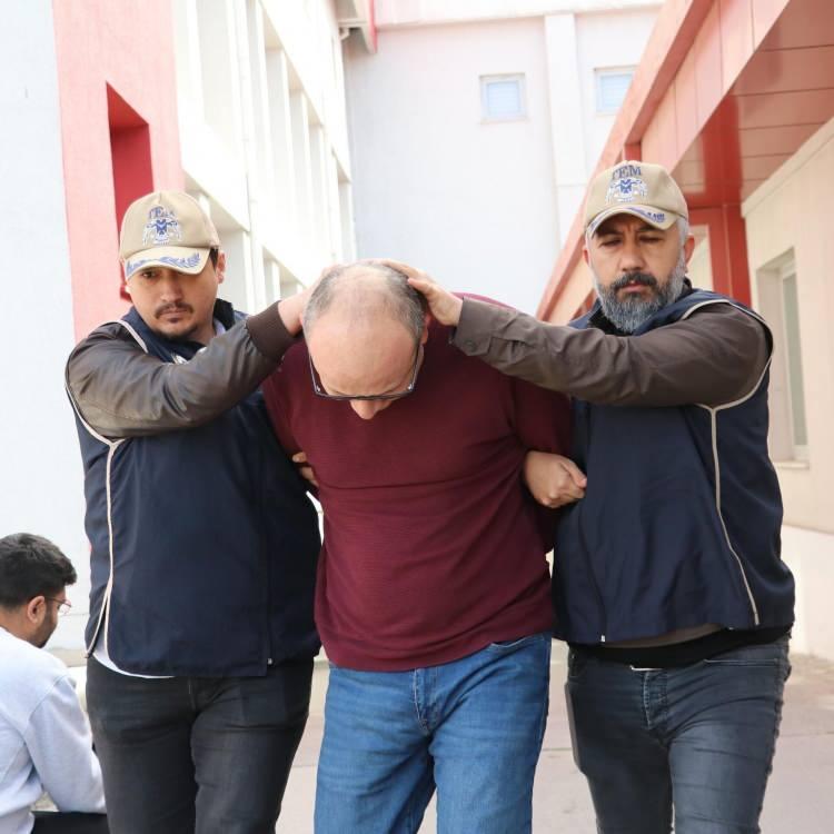 <p>Örgütün oluşturduğu bu jargon, yalnızca bir haberleşme dili değil, aynı zamanda örgütsel sadakati pekiştiren ideolojik bir silaha dönüştü. “İrşat”, “sohbet”, “hizmet”, “mütalaa”, “tayin” gibi terimler, masum dini kavramlar gibi görünse de, örgüt içi faaliyetlerin yönlendirilmesinde kullanılan şifreli ifadelere dönüştürüldü. Böylece devletin takibinden kaçmak için hem dini hem örgütsel anlamlar içeren çift katmanlı bir dil kullanıldı.</p>
