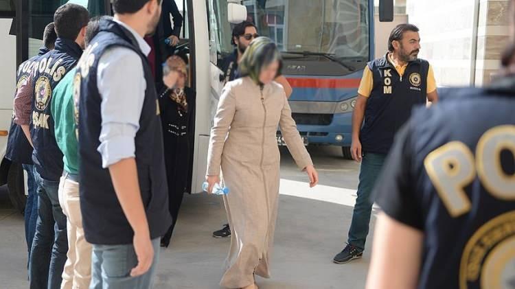 <p>FETÖ sözlüğünde yer alan diğer kavramlar da örgütün zihinsel dünyasında ne denli katmanlı ve planlı bir yapı inşa ettiğini gösteriyor. “İdeal Gençlik” ve “İdeal İnsan”, sabırlı, sadık ve mutlak itaatkâr bireyleri tarif ederken, “Adanmış Ruhlar”, kendi yaşamını örgüte vakfetmiş, iradesini devretmiş bireyleri ifade eder. “Çile Dervişleri”, özellikle örgütün takibat altında olduğu dönemlerde pasif direnişi teşvik eden bir kimlik tanımı olarak öne çıkar. </p>

<p> </p>
