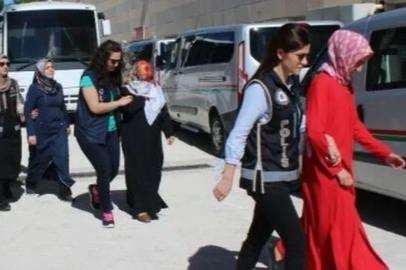 <p>Emniyet mahrem yapılanmasında görevli kadın polisler “Emine Hanımlar” olarak adlandırılırken, istihbarat veya örgütsel bilgiye ise “kavrulmuş şeker” denildiği aktarıldı. Polislik sınavına girecek kişiler için “Pelin”, hakim-savcı sınavlarına hazırlık evleri içinse “Dinozor Evi” ifadesi kullanıldığı kaydedildi.</p>
