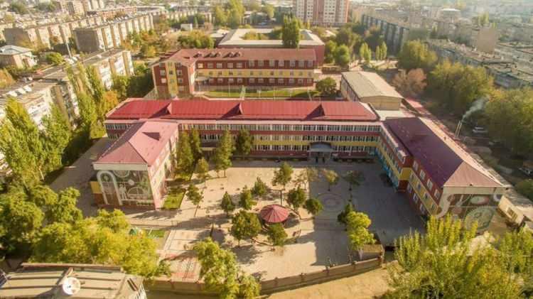 <p>Yabancı &uuml;lkelerde &ouml;rg&uuml;t lehine karar aldıran kişi ve kurumlara verilen r&uuml;şvet &ldquo;Lokum&rdquo; olarak kodlanırken, toplanan himmet gelirlerinin y&uuml;zde 12&rsquo;sini yurt dışı faaliyetlerine ayıran sorumlular &ldquo;KDV y&uuml;zde 12 Sorumlusu&rdquo; ifadesiyle tanımlandı. Bu yapı, &ouml;rg&uuml;t&uuml;n finansal planlamasında detaylı ve şifreli bir sistem izlediğini g&ouml;steriyor.</p>
