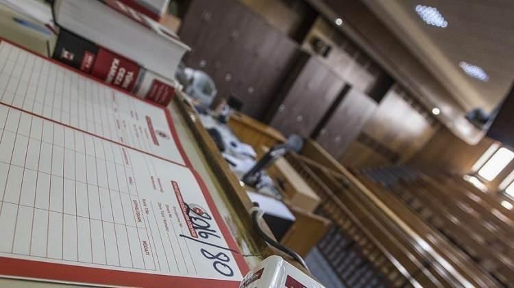 <p><span style="color:#B22222"><strong>&Ccedil;&Ouml;P&Ccedil;&Uuml; VE NOT&Ccedil;U: İHANET EDENE HEDEF, SINAVA GİRENE DESTEK</strong></span></p>

<p>&nbsp;</p>

<p>&Ouml;rg&uuml;tten kopan, gizli tanıklık yapan ya da itiraf&ccedil;ı olan kişiler &ldquo;&Ccedil;&ouml;p&ccedil;&uuml;&rdquo; olarak aşağılayıcı bir dille tanımlanırken, hakim ve savcı adaylarını &ouml;rg&uuml;te g&ouml;re hazırlayan kişiler ise &ldquo;Not&ccedil;u&rdquo; olarak adlandırıldı. &ldquo;Not&ccedil;uluk&rdquo;, sınavlara &ouml;zel &ccedil;alışma notları ve materyalleri hazırlamakla g&ouml;revli bir &ouml;rg&uuml;tsel faaliyeti ifade ediyor.</p>
