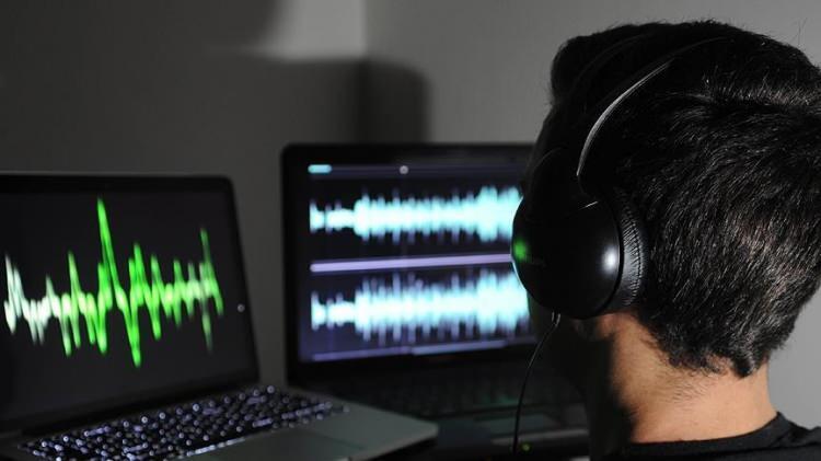 <p>S&ouml;zl&uuml;kte, masum anlamlar taşıyan ancak &ouml;rg&uuml;t i&ccedil;inde kritik roller &uuml;stlenen bazı ifadeler de deşifre edildi. &ldquo;Depocu&rdquo; h&acirc;kim-savcı hazırlık evlerinde g&ouml;revli &ouml;rg&uuml;t mensubunu, &ldquo;Peyzajcı&rdquo; Rotary, Lions, Kiwanis Kul&uuml;b&uuml; vb. mason yapılanma mensubunu, &ldquo;&Ccedil;i&ccedil;ek&rdquo; ise dinleme cihazları olan b&ouml;cek tekniğini ifade ediyor. Bu tabirlerin kullanımı, &ouml;rg&uuml;t&uuml;n kripto iletişim ağının ne denli detaylı kurulduğunu ortaya koyuyor.</p>
