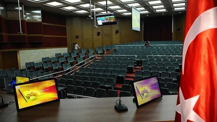 <p><span style="color:#B22222"><strong>GİZLİ UYGULAMALAR: PANİK BUTONU&rsquo; İLE DİJİTAL TEMİZLİK</strong></span></p>

<p>&nbsp;</p>

<p>&Ouml;rg&uuml;t mensuplarının cep telefonlarına y&uuml;klenen &ldquo;Panik Butonu&rdquo; isimli uygulama da s&ouml;zl&uuml;kte yer aldı. Bu butona basıldığında t&uuml;m dijital izlerin ve uygulamaların kendiliğinden silindiği, b&ouml;ylece &ouml;rg&uuml;t mensubunun yakalanma riskine karşı korunduğu belirtildi.</p>
