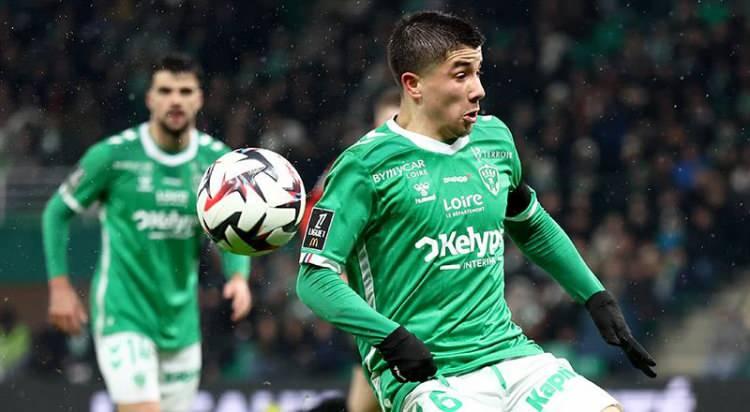 <p>Puertas ve Saul Niguwz transferini bitirmek isteyen Trabzonspor,Saint Etienne'nin 24 yaşındaki orta sahası Benjamin Bouchouari'yi de kanca attı.<br />
<br />
(TAKVİM)</p>
