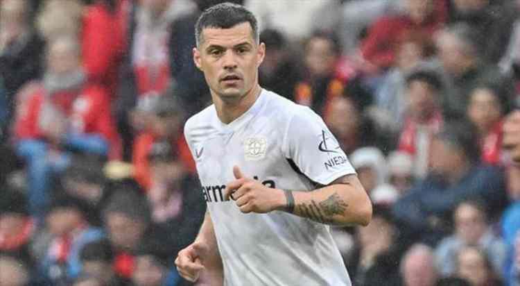 <p>Suudi ekibi Fenerbahçe'nin de gündeminde yer alan deneyimli orta saha Granit Xhaka ile anlaşamayınca transferden vazgeçti.<br />
<br />
Şu an için Sunderland ve Fenerbahçe bu transfer için yarış halinde.<br />
<br />
(TAKVİM)</p>
