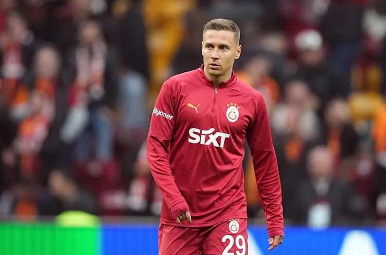 <p>Galatasaray'ın sağ beki Frankowski'yi eski kulübü Lens istiyor.<br />
<br />
Kiralık artı opsiyonlu şekilde ayrılması beklenen Polonyalı futbolcun menajeri görüşmeler için İstanbul'a geldi.<br />
<br />
Kısa zamanda Frankowski'nin gideceği öğrenildi.<br />
<br />
(FANATİK)</p>