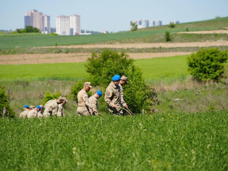 <p><span style="color:#A52A2A"><strong>KESİK BAŞ 2 BİN 200 METRE UZAKLIKTA BULUNMUŞTU</strong></span></p>
<p>Jandarma ekiplerince, 4 günlük bir aramanın ardından Yeşilgil'in kesilen kafası da cesedin bulunduğu yerden 2 bin 200 metre uzaklıkta bulmuştu.</p>
