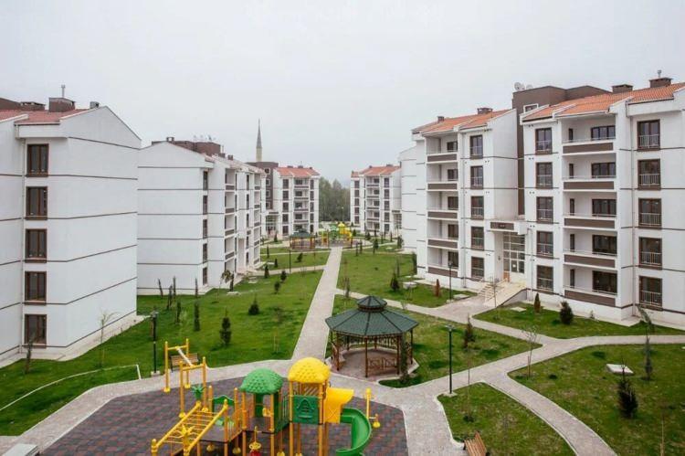<p>Çevre, Şehircilik ve İklim Değişikliği Bakanlığına bağlı Toplu Konut İdaresi Başkanlığı (TOKİ), 47 ilde mülkiyetindeki 508 taşınmazı 30-31 Temmuz tarihlerinde açık artırma yöntemiyle satışa sunacak. </p>