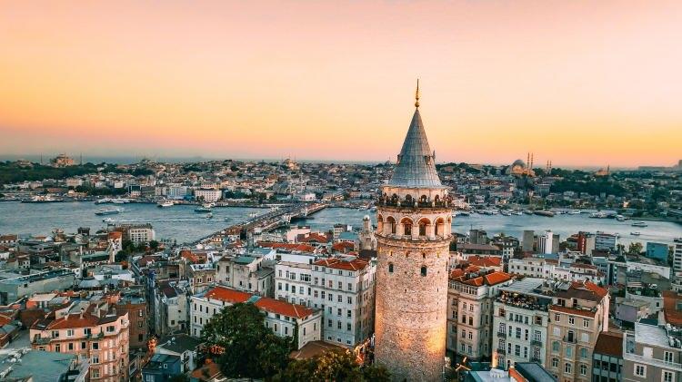 <p><span style="color:#B22222"><strong>İSTANBUL </strong></span></p>
<p> </p>
<p>Tasarım, moda ve kreatif üretim atölyesi, simgesel mimari, görsel-işitsel prodüksiyon ve stüdyo altyapısı yatırımları ile sanat bankası, müze, multdisipliner kültürel kompleksler gibi nitelikli kültür endüstrileri öne çıkacak.</p>