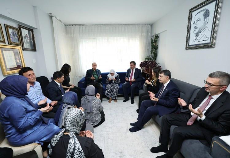 <p><strong>"GECE BİLE MEZARA GİTTİM"</strong></p>
<p>Acısının hala ilk gün gibi olduğunu belirten Gülşen, "Acılı gün geçiyor, dayanılmaz ama dayanıyoruz ne yapalım. Allah güç veriyor da dayanıyoruz. 9 yıl olacak bu yıl" diye konuştu. Sık sık kabristana ziyarete gittiğini söyleyen Gülşen, "Gece bile gittim mezara. Oturdum ağlıyordum, söylüyordum ve onlarla konuşuyordum, uyuyakalmışım. Evde sanıyorum kendimi. Gece mezarlığa gidilir mi? Ben duramadım. Konuşun benimle dedim. Ağla bağır söyle, hak olmuyor" ifadelerini kullandı. Evinde oturduğu koltuğun karşısına çocuklarının fotoğrafını koyan Gülşen, orada akşama kadar onları izlediğini ve başka yere oturmadığını kaydetti.</p>