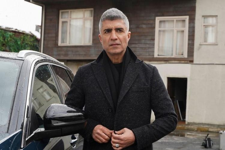 <p><span style="color:#000000"><strong>Ünlü şarkıcı ve oyuncu Özcan Deniz'in isminin geçtiği taşınmaz devir protokolü, İstanbul'da büyük bir krizin fitilini ateşledi. Zekeriyaköy'deki bazı taşınmazların devrine ilişkin 2021 yılında imzalanan protokol nedeniyle meydana gelen kriz, taraflar arasında anlaşmazlıkları beraberinde getirdi. </strong></span></p>