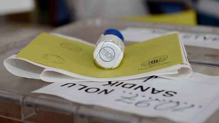 <p>Anket sonuçları, seçmenin iki büyük parti arasında ciddi bir tercihte bulunduğunu gösterirken, DEM Parti ve MHP gibi partiler de çift haneli ya da ona yakın oranlarla öne çıkıyor. </p>
<p> </p>