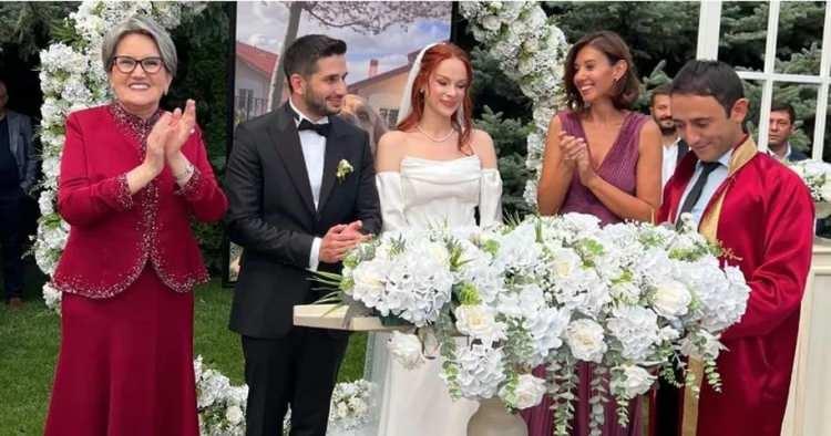 <p>Siyasetten çekildikten sonra gözlerden uzak bir hayat süren İYİ Parti’nin eski Genel Başkanı Meral Akşener, bir düğün töreninde ortaya çıktı.</p>

<p> </p>
