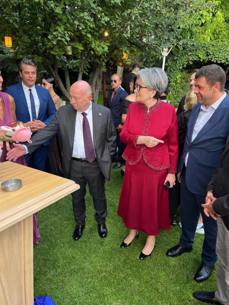 <p>Nikah şahitliği yapan Akşener, uzun süren sessizliğini böylece bozmuş oldu.</p>

<p> </p>
