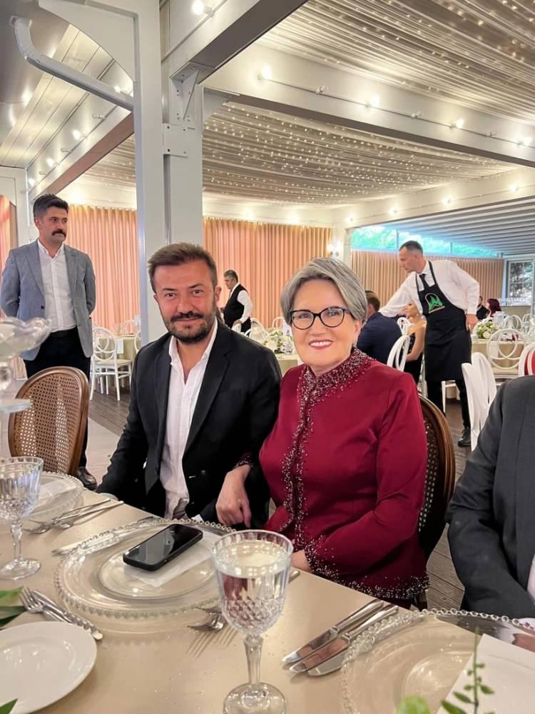 <p>Akşener’in yeni imajı da dikkatlerden kaçmadı. Borda renkli ceket ve etek takımı giyen Akşener, beyazlamış saçlarıyla farklı bir görünüm sergiledi. Siyasi kariyerine ara verdikten sonra kamuoyundan uzak duran Akşener’in bu görünümü sosyal medyada da geniş yankı uyandırdı.</p>
<p> </p>