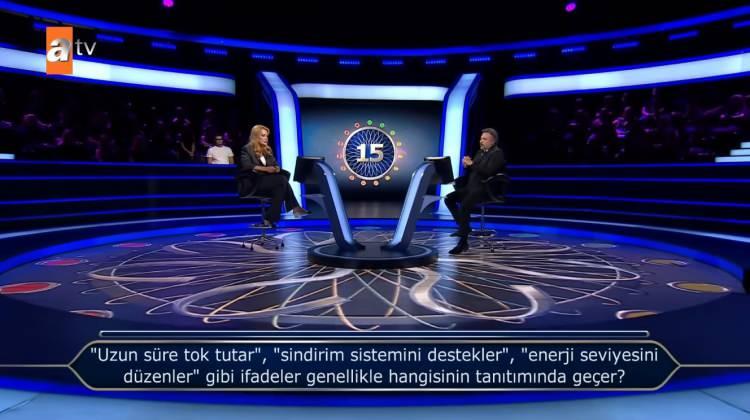<p><span style="color:#800000"><strong>MİLLİ FUTBOLCUNUN EŞİ ÇIKTI</strong></span></p>
<p><span style="color:#000000">Yarışmanın dün akşam yayınlanan bölümüne konuk olan isimler arasında Gaziantep FK'da forma giyen futbolcu Emre Taşdemir'in eşi Merve İrem Taşdemir de vardı.</span></p>