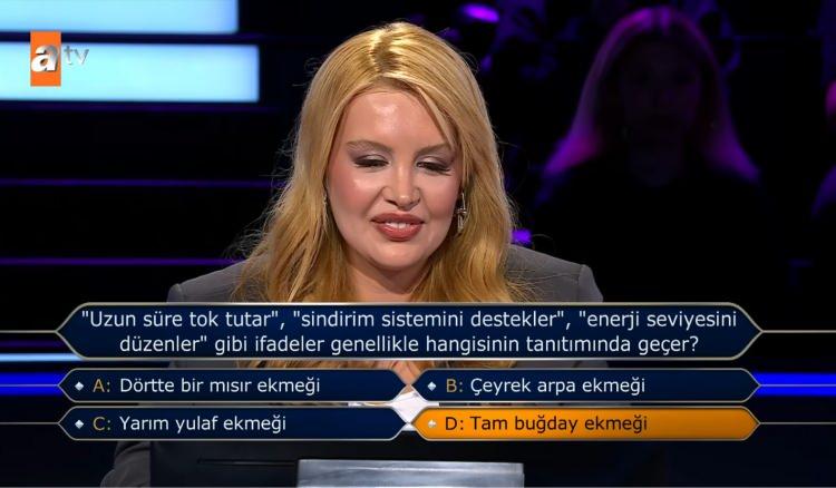 <p><span style="color:#000000">Taşdemir, seyircilerin %76’sının işaretlediği D şıkkı olan <em><strong>"Tam buğday ekmeği"</strong></em> cevabını vererek ikinci soruya geçmeyi başardı.</span></p>
