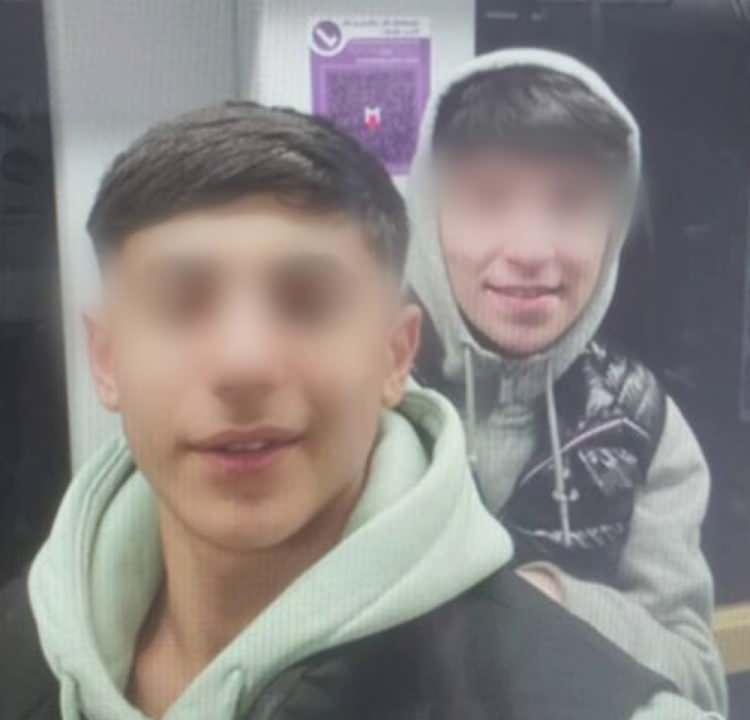 <p>Bu görüntüler kaydedildikten yaklaşık yarım saat sonra ise Minguzzi bıçaklandı. Öte yandan dijital materyalleri incelenen faillerden M.A.D’nin telefonundan çok sayıda ateşli silah ve uyuşturucu madde fotoğrafı da çıktı.</p>

<p> </p>
