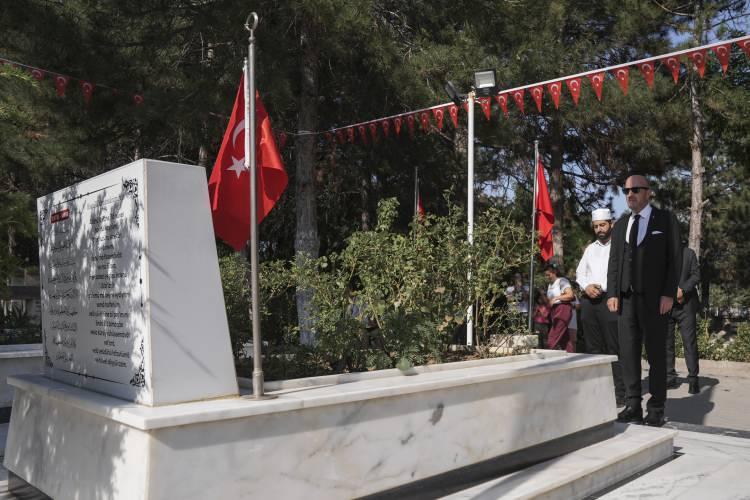 <p>15 Temmuz'da ülkenin bağımsızlığına, birlik ve beraberliğine kastedildiğini belirten Aksakallı<em><strong>, "O gecede önemli kırılma noktaları vardı. Bu kırılma noktalarının başında Cumhurbaşkanımızın halkı sokağa davet etmesi, halkımızın direnmesi, Ömer Halisdemir'in FETÖ'cü general Semih Terzi'yi öldürmesi, önemli kritik dönüm noktalarından birisiydi. Eğer Semih Terzi öldürülmeseydi Ankara'daki ve Türkiye sathındaki önemli operasyonları yönetecekti. Felaket bir geceydi, çok kötü bir hal alabilirdi. Ömer Halisdemir'in şehadeti bunu önledi."</strong></em> şeklinde konuştu.</p>
<p> </p>