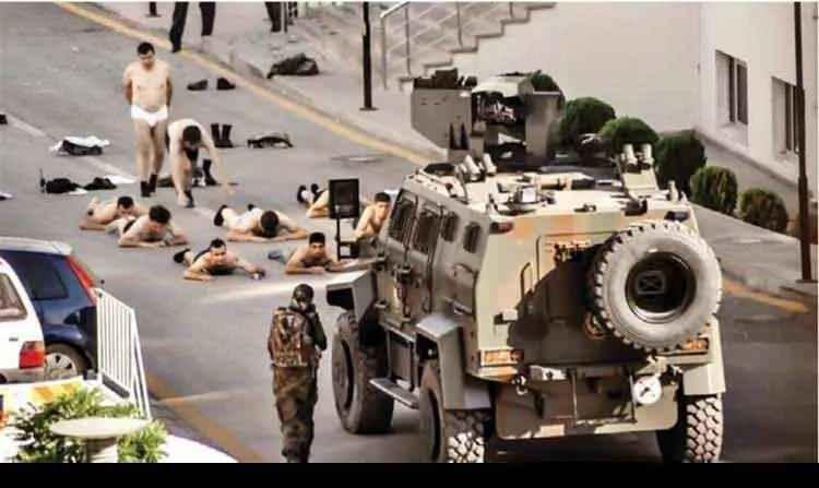 <p>Fetullahçı Terör Örgütünün (FETÖ) darbe girişimi sırasında Özel Harekat polislerinin operasyon düzenlediği Jandarma Genel Komutanlığı binasında gözaltına alınan yaklaşık 200 asker yarı çıplak vaziyette binadan çıkarıldı.</p>
<p> </p>