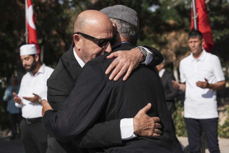 <p>Karargahın önünde darbeci hainleri beklemeye başlayan Ömer Halisdemir, şehadete başı dik bir şekilde yürüdü…</p>
<p> </p>