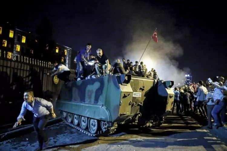 <p>Ankara'da vatandaşlar, Fethullahçı Terör Örgütü'nün (FETÖ) darbe girişimine karşı Genelkurmay Başkanlığı önünde tankın üstüne çıkarak tepki gösterdi.</p>