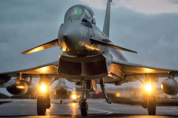 <p><strong>Yüksek irtifada görünmezlik özelliği var</strong></p>

<p> </p>

<p>Typhoon, aerodinamik olarak son derece verimli bir delta-kanat ve kanard tasarımına sahip. Bu tasarım:</p>

<p> </p>

<p>Manevra Kabiliyeti: Yüksek irtifada ve düşük hızlarda bile üstün manevra yeteneği sağlar.</p>

<p> </p>
