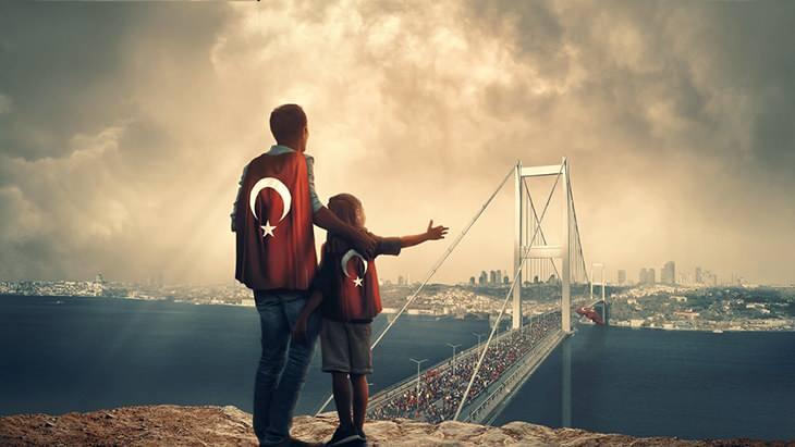 <p><span style="color:#B22222"><strong>300'E YAKIN KİŞİ ŞEHİT OLDU!</strong></span></p>
<p> </p>
<p>Olaylar sonucunda 34'ü darbe yanlısı asker olmak üzere 300'e yakın kişi hayatını kaybetti, 2.789 kişi yaralandı, farklı rütbelerden 8.036 asker gözaltına alındı. </p>
<p> </p>
<p>FETÖ’yle mücadelede uluslararası alanda da sonuçlar alınmaya başlanmış, <strong>bu çerçevede, çeşitli ülkeler ve uluslararası örgütler FETÖ'yü terör örgütü olarak ilan etmiştir; </strong></p>