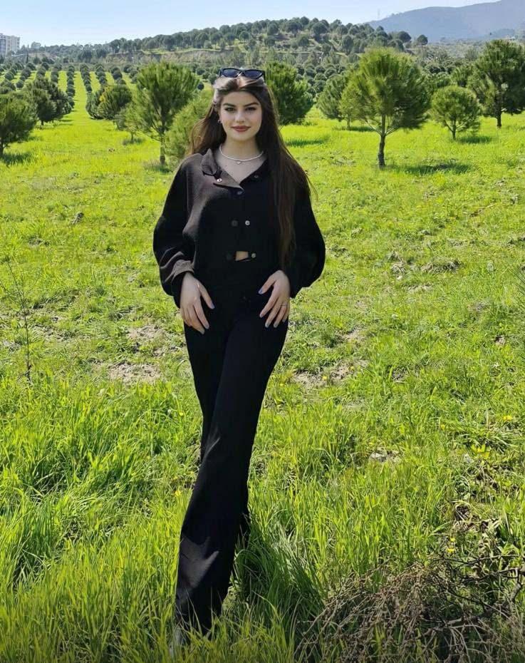 <p><strong>Benim kardeşimle evlilik vaadiyle kandırıp konuşmaya başladı. Benim kardeşim de onun güzel sözlerine kapıldı. Bugün de defin işlemi yapıldı. Hatay'a bugün ben kardeşimi getirdim. Kardeşimi kimseye göstermedim, görünmeyecek haldeydi. Tek ben gördüm o halini. Kimseye yaklaşmak istemedim. Annemi bile yaklaştırmadım ve sadece önlerinde durdum. Ben şu an güçlü olmak zorundayım, benden başka kimse yok. Ben adli tıptayken ben tek başıma bir şeyleri halledemeyeceğimi anladığım için aileme haber verdim. </strong></p>