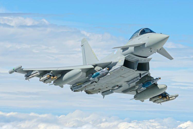 <p><strong>EUROFİGHTER TYPHOON’U DÖRT ÜLKE ORTAK ÜRETİYOR</strong></p>
<p> </p>
<p>Eurofighter Typhoon, İngiltere, Almanya, İtalya ve İspanya’nın kurduğu Avrupa konsorsiyumu tarafından geliştirilen çok rollü bir savaş uçağı. Bu ülkeler, üretim sürecini bölüştürmüş ve her biri uçağın belirli parçalarında uzmanlaşmıştır.</p>