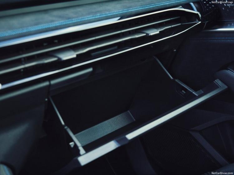 <p>Renault Austral, güncellenen dış tasarımıyla daha dinamik ve sportif bir görünüme kavuştu. </p>
