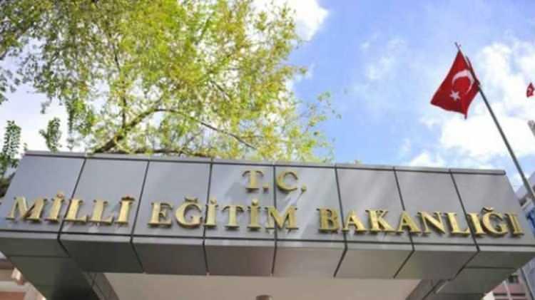 <p>Buna göre, bir eğitim kurumunun proje okulu olarak belirlenebilmesi için okulun ve öğrencilerin gelişimine katkı sunacak sürdürülebilir projeler hazırlayıp uygulama yeterliliğine sahip olması, okul gelişim projesi yürütmeyi taahhüt etmesi, ulusal veya uluslararası düzeyde özel program ya da proje yürütmesi, kamu veya özel sektörle işbirliği içinde projeler geliştirmesi ya da Bakanlıkça belirlenen sektörel mükemmeliyet merkezi faaliyetini yürüten bir mesleki ve teknik ortaöğretim kurumu olması şartlarından en az birini sağlaması gerekecek.</p>
<p> </p>