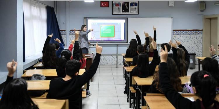 <p><strong><span style="color:rgb(178, 34, 34)">ÖZEL PROGRAM UYGULAYAN OKULLAR</span></strong></p>
<p>Hazırlanan yönetmelikle proje okulları, "özel program uygulayan okullar" ve "özel proje uygulayan okullar" olmak üzere ikiye ayrıldı.</p>
<p> </p>