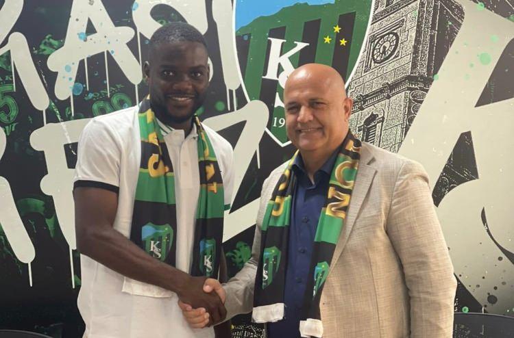 <p>Show<br />
<br />
Kocaelispor<br />
<br />
Ön libero</p>