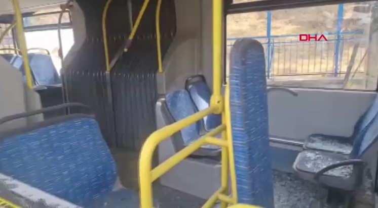 <p>Kontrolden çıkan hafif ticari araç, önünde bulunan iki otomobile çarparak durabildi. </p>
<p> </p>