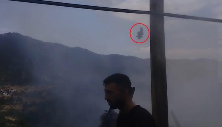 <p>Yangın anında bir sincabın da korkup telefon direğine çıktığı ve ardından da atladığı görüldü.</p>