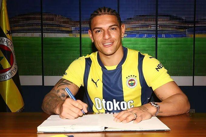 <p>Gelen haberlere göre Premier Lig ekibi Burnley, Carlos'u kadrosuna katmak için harekete geçti.<br />
</p>
