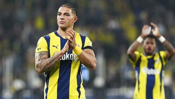 <p>Fenerbahçe'de düşünülmeyen 32 yaşındaki futbolcunun da transfere sıcak baktığı kaydedildi.<br />
<br />
(MİLLİYET)</p>
