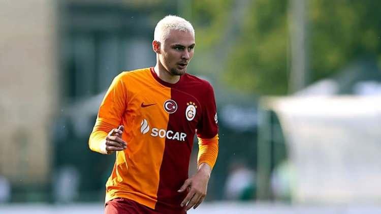 <p>Galatasaray'ın savunma hattında yer alan Victor Nelsson ve Carlos Cuesta ile yolların ayrılması planlanıyor.<br />
<br />
İki isim için teklifler değerlendirilecek.<br />
<br />
(FOTOMAÇ)</p>