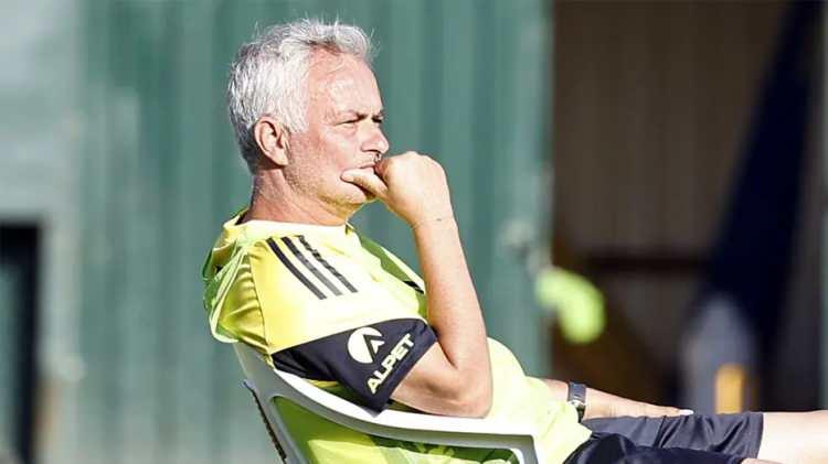 <p>Fenerbahçe'de Jose Mourinho, kaleci konusunda kararını verdi.<br />
<br />
Mourinho'nun yeni sezonda Dominik Livakovic, İrfan Can Eğribayat ve Tarık Çetin'le yola devam edeceği belirtildi.<br />
<br />
(HÜRRİYET)</p>