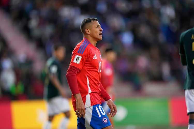 <p>Fenerbahçe'de Alexis Sanchez için ısrar devam ediyor.<br />
<br />
Udinese'den ayrılması beklenen Sanchez'in Fenerbahçe'ye transfer olmaya sıcak baktığı belirtildi.<br />
<br />
(FOTOMAÇ)</p>
